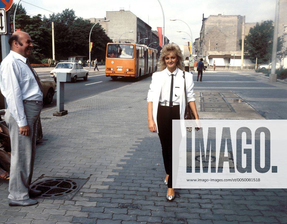Sängerin Bonnie Tyler (GBR) an der Friedrichstraße mit staunendem Passant