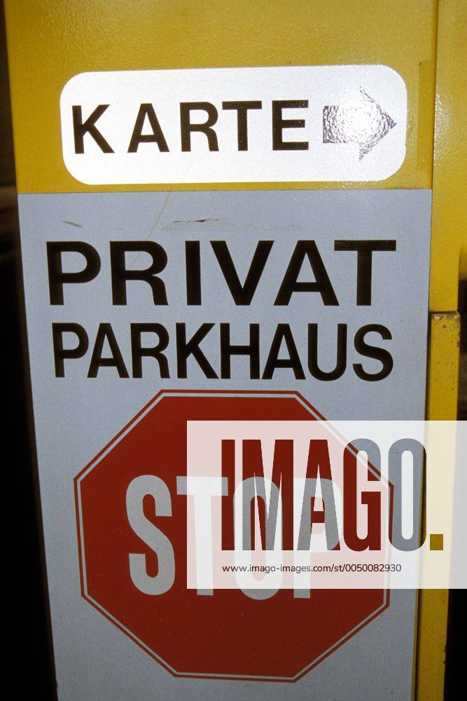 Stoppzeichen an einem Privatparkhaus