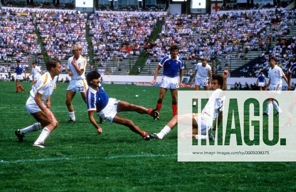 Bernard Genghini (Frankreich, Mitte li.) setzt sich gegen Stephane Demol (Belgien, Mitte re.) durch und erzielt das Tor zum 3:2 Fußball WM Herren WM 1986, Länderspiel, Nationalteam, Nationaltrikot, Spiel um Platz 3, Frankreich - Belgien 4:2 n.V. Gruppe Puebla Dynamik, Kampf, Abwehr,