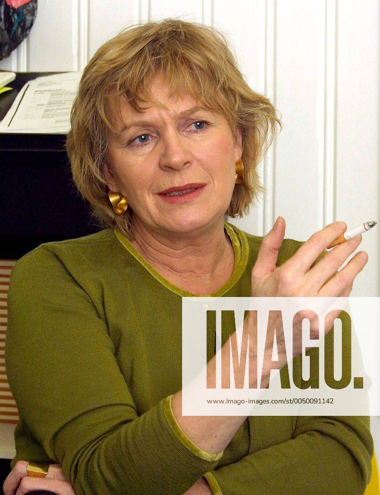 Verlegerin Antje Kunstmann (GER Antje Kunstmann Verlag) mit Zigarette