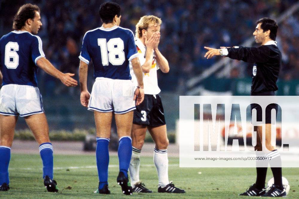 Andreas Brehme (2.v.re., Deutschland) konzentriert sich vor dem Elfmeter; FIFA-Schiedsrichter Edgardo Codesal Mendez (re., Mexiko) schickt Jose Serrizuela (2.v.li.) und Gabriel Calderon (beide Argentinien) aus dem Strafraum Fußball WM Herren Weltmeisterschaft 1990, Länderspiel, Finale, Endspiel, Finalspiel, Nationalmannschaft, Nationalteam Gruppe Stadio Olimpico, Olympiastadion Rom Konzentration, Spannung,