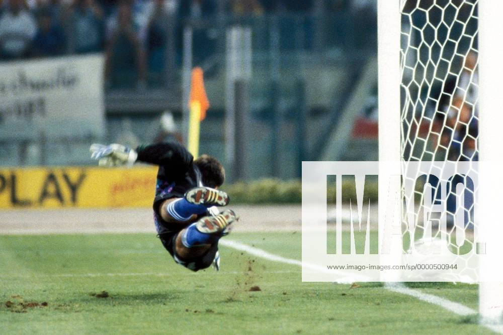 Torwart Sergio Goycochea (Argentinien) ist beim Elfmeter machtlos Fußball WM Herren Weltmeisterschaft 1990, Länderspiel, Finale, Endspiel, Finalspiel, Nationalmannschaft, Nationalteam Einzelbild Stadio Olimpico, Olympiastadion Rom Dynamik, Abwehr