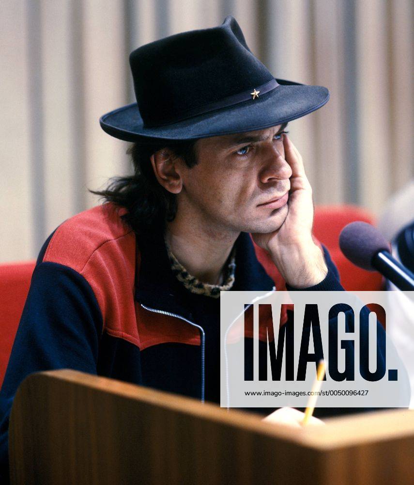 Sänger Udo Lindenberg (GER) nachdenklich auf einer Pressekonferenz zu seinem Konzert im Palast der Republik in Berlin