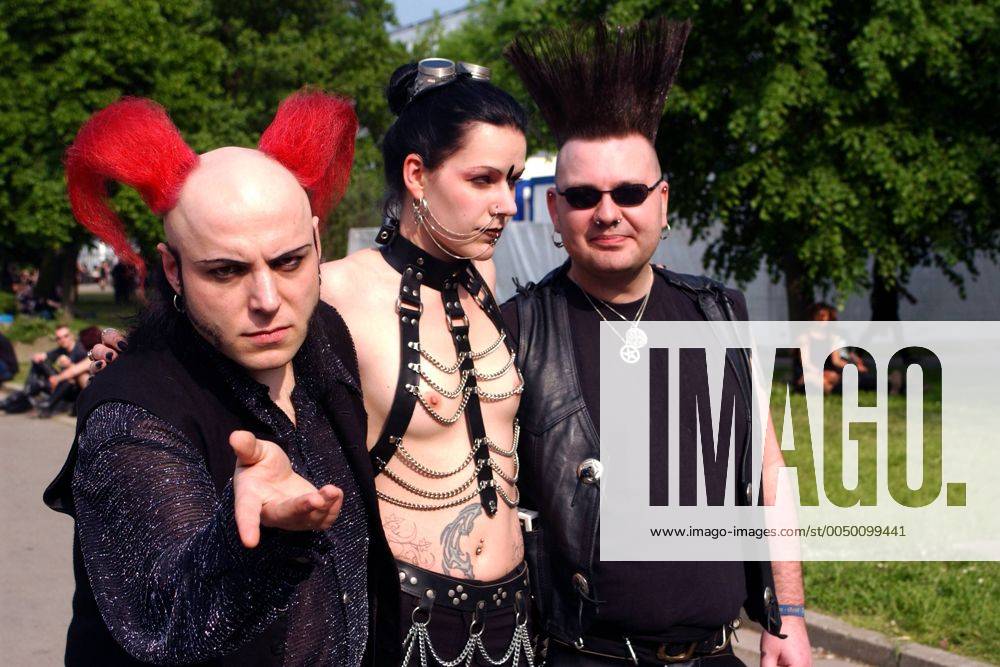 Sänger Bruno Kramm (li., GER Das Ich) mit Freunden beim Wave-Gotik-Treffen in Leipzig