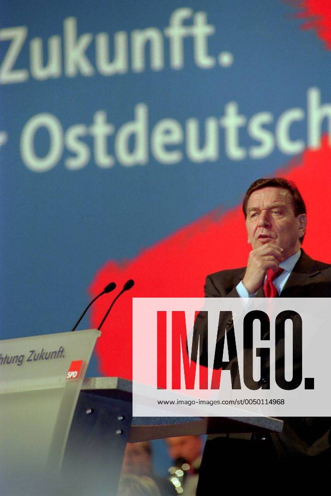 Bundeskanzler Gerhard Schröder (GER SPD) grübelt anlässlich des SPD-Ostparteitages in Magdeburg