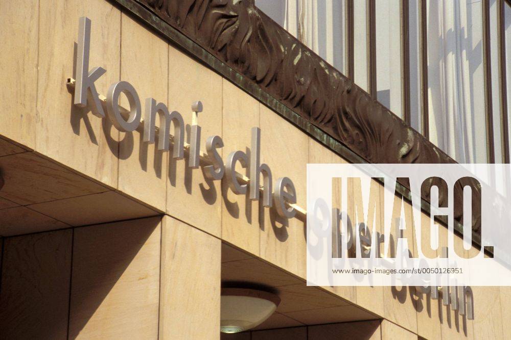 Komische Oper in Berlin-Mitte - Fassadenschriftzug über dem Eingangsportal