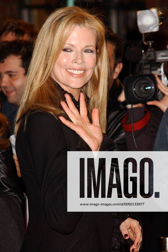 Hauptdarstellerin Kim Basinger (USA) während der Premiere des Kinofilms 8 Mile in Westwood