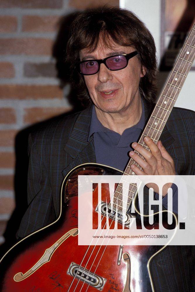 Bill Wyman (GBR) und eine von den Rolling Stones signierte Bassgitarre