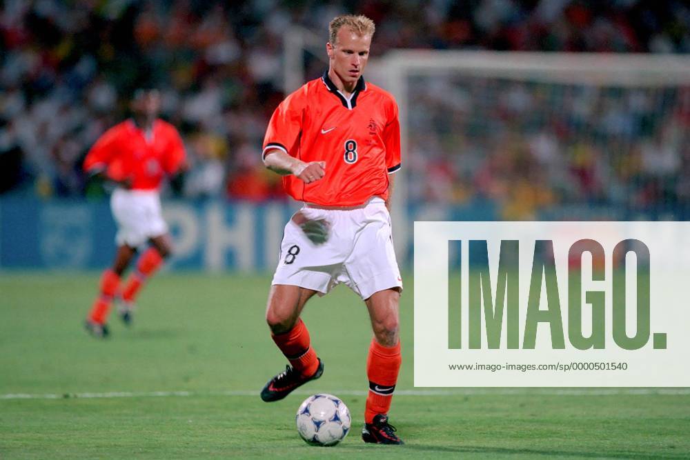 Dennis Bergkamp (Holland) am Ball Fußball WM Herren Weltmeisterschaft 1998, Länderspiel, Nationalmannschaft, Nationalteam, Nationaltrikot, Vneg Einzelbild Stade Velodrome Marseille