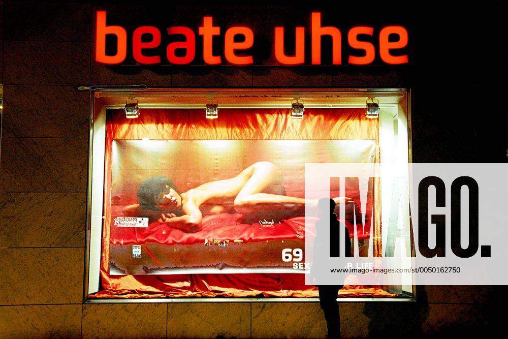 Mann bestaunt nackte Frau auf einem Beate Uhse Werbeplakat am Kurfürstendamm in Berlin