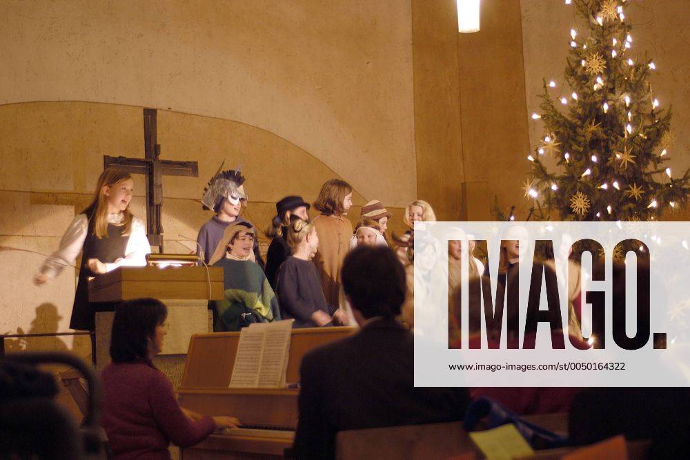 Kinder singen zu Weihnachten in einer Kirche