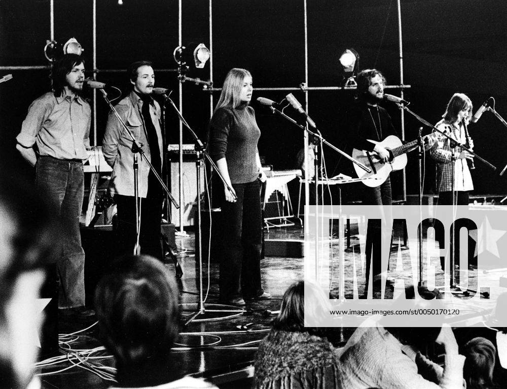 Sängerin Elke Martens (Mitte, GDR) mit der Band -Schicht- auf dem -9. Festival des politischen Liedes- in Berlin