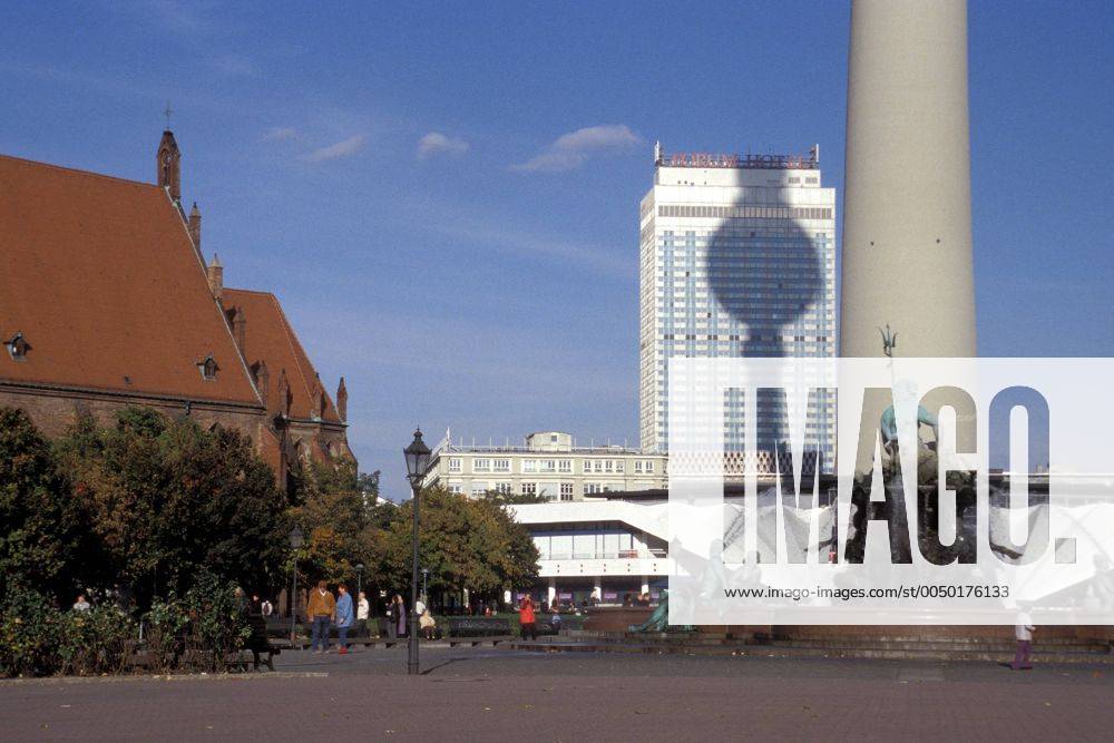 Neptunbrunnen mit Forum-Hotel und Fernsehturm in Berlin