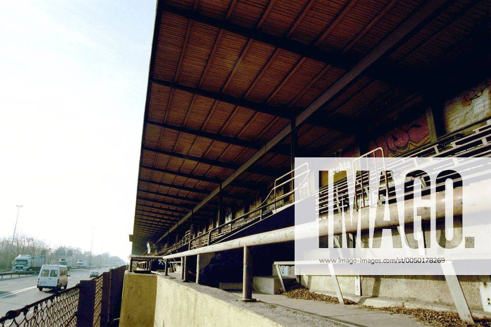 Alte Tribüne an der Berliner Stadtautobahn -AVUS-