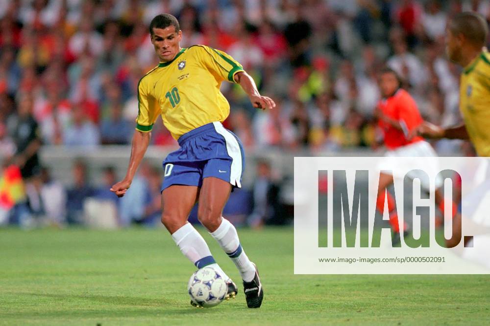 Rivaldo (Brasilien) am Ball Fußball WM Herren Weltmeisterschaft 1998, Länderspiel, Nationalmannschaft, Nationalteam, Nationaltrikot, Halbfinale, Einzelbild Stade Velodrome Marseille Dynamik,