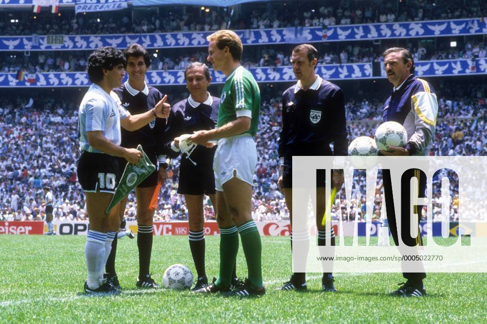 Diego Armando Maradona (Argentinien, li.) und Karl Heinz Rummenigge (BR Deutschland) - Seitenwahl vor dem Finale der WM 1986, dahinter FIFA Schiedsrichter Romualdo Arppi Filho (Brasilien) und die Linienrichter Erik Fredriksson (Schweden, re.) und Berny Ulloa Morera (Costa Rica) Fußball WM Herren WM 1986, Länderspiel, Finale, Nationalteam, Nationaltrikot, Argentinien - BRD 3:2, BR Deutschland Gruppe Mexiko City