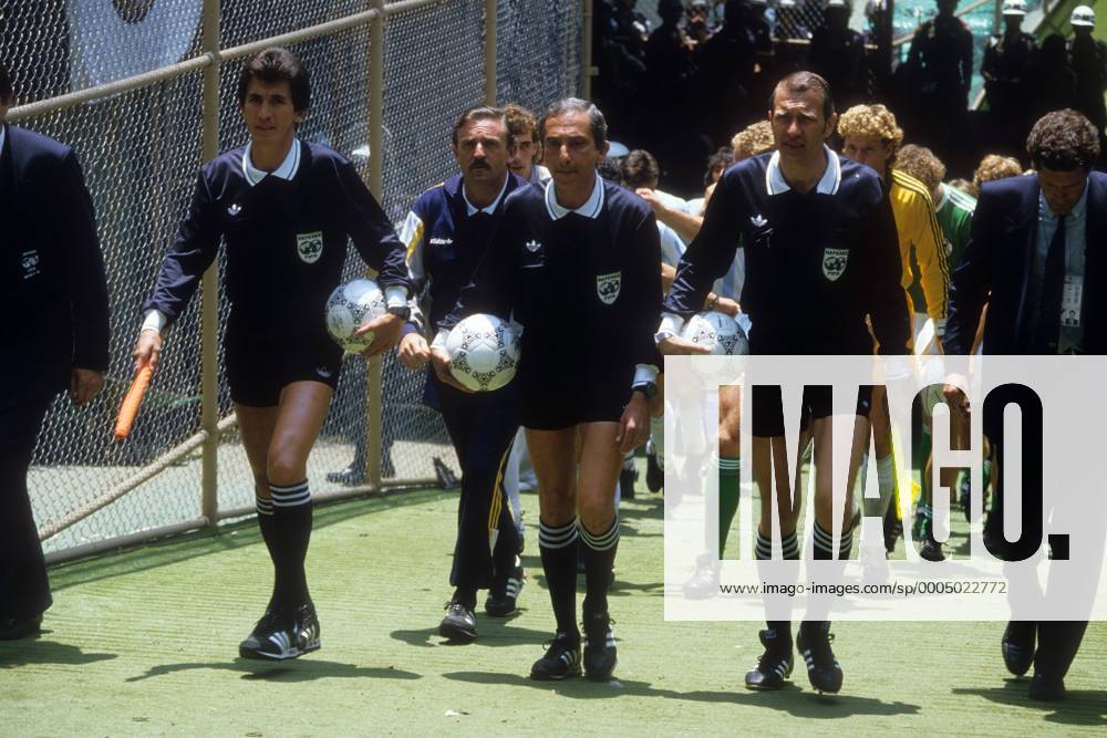 FIFA Schiedsrichter Romualdo Arppi Filho (Brasilien, Mitte) und die Linienrichter Erik Fredriksson (Schweden, re.) und Berny Ulloa Morera (Costa Rica) - Einmarsch zum Finale der WM 1986 Fußball WM Herren WM 1986, Länderspiel, Finale, Nationalteam, Nationaltrikot, Argentinien - BRD 3:2, BR Deutschland Gruppe Mexiko City