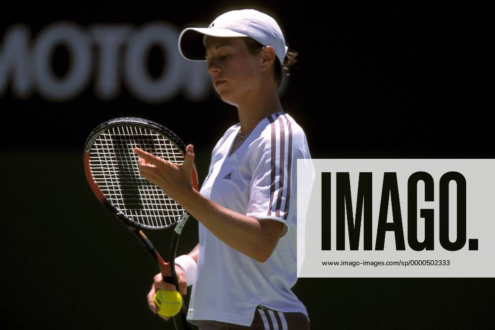 Martina Müller (Deutschland) kontrolliert die Schlägerbespannung Tennis Damen Australian Open 2002, Grand Slam, WTA-Tour, Hartplatz, Hardcourt, Hartplatztennis, Hartplatzturnier Einzelbild Flinders Park Melbourne