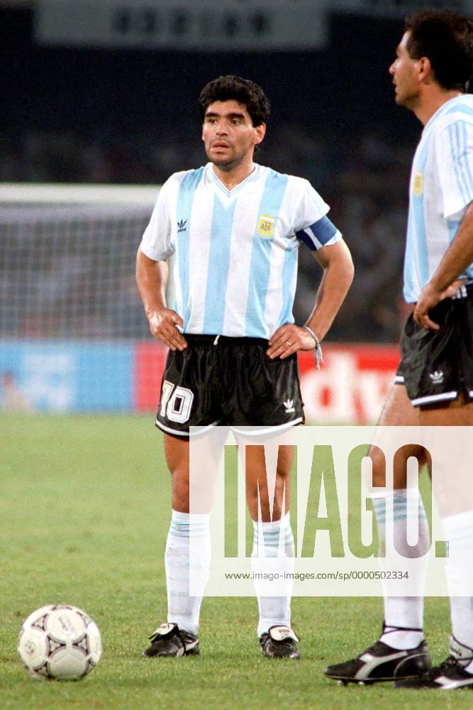 Diego Armando Maradona (Argentinien) konzentriert am Freistoß Fußball WM Herren Weltmeisterschaft 1990, Länderspiel, Nationalmannschaft, Nationalteam, Nationaltrikot, Gruppenspiel Einzelbild Stadio San Paolo Neapel Konzentration,