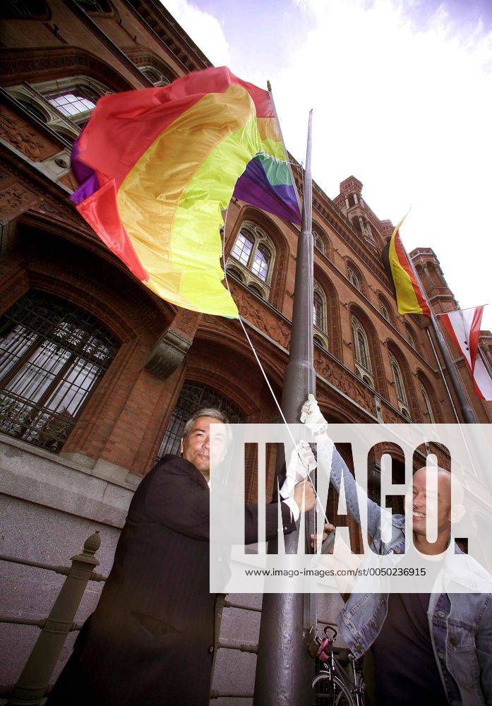 Klaus Wowereit (li. GER SPD Regierender Bürgermeister von Berlin) hisst gemeinsam mit Alexander Zinn (GER Landessprecher des LSVD Berlin) die Regenbogenfahne vor dem Roten Rathaus