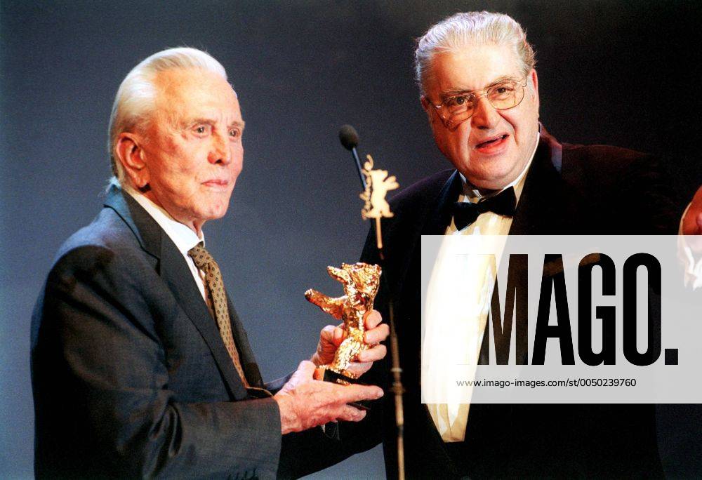 Festivalleiter Moritz de Hadeln (re., GER) übergibt Schauspieler Kirk Douglas (USA) den Goldenen Bären für sein Lebenswerk auf den 51. Internationalen Filmfestspielen in Berlin