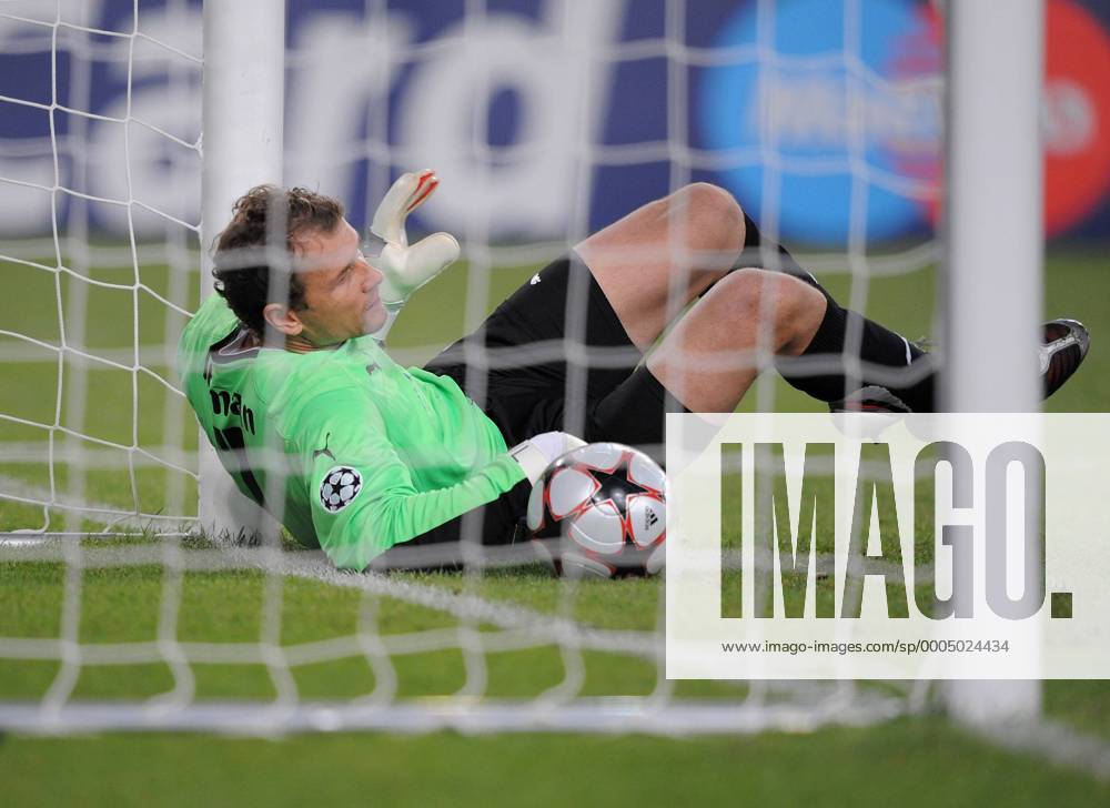 VfB Stuttgart - Torwart Jens Lehmann am Boden nach dem Tor zum 0-1 - o00 Perspektive, Durchblick