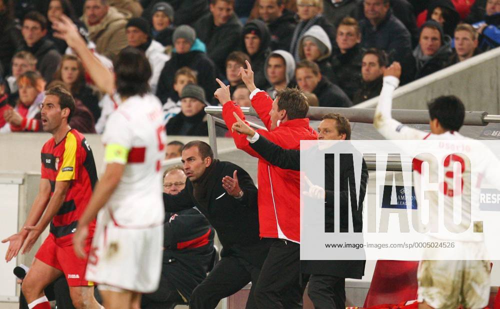 VfB Stuttgart beschwert sich, v.li.: Trainer Markus BABBEL, Co Trainer Rainer Widmayer, Sportdirektor Horst Heldt, VFB Sportdirektor und Ricardo Osorio