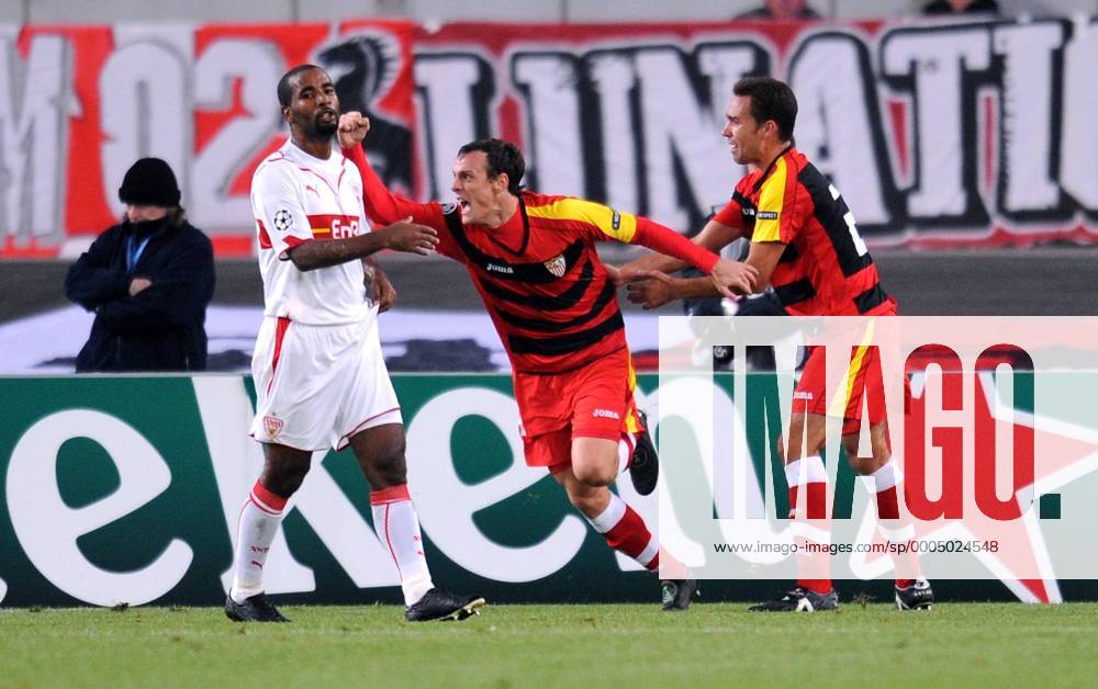 Cacau (li, VfB Stuttgart) schaut dem Jubel von Sebastien Squillaci (M, FC Sevilla) zu - o0 Jubel, Freude, Enttäuschung