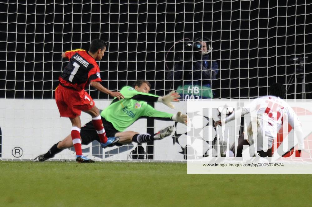 Jesus NAVES (FC Sevilla, L) schiebt den Ball vor Arthur BOKA (R) und Torwart Jens Lehmann (VfB Stuttgart) ins Tor o0