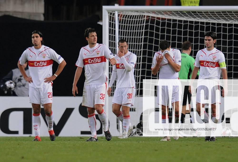 Enttäuschung VfB Stuttgart, v.li.: Sami Khedira, Zdravko Kuzmanovic, Julian Schieber, Khalid Boulahrouz und Serdar Tasci -