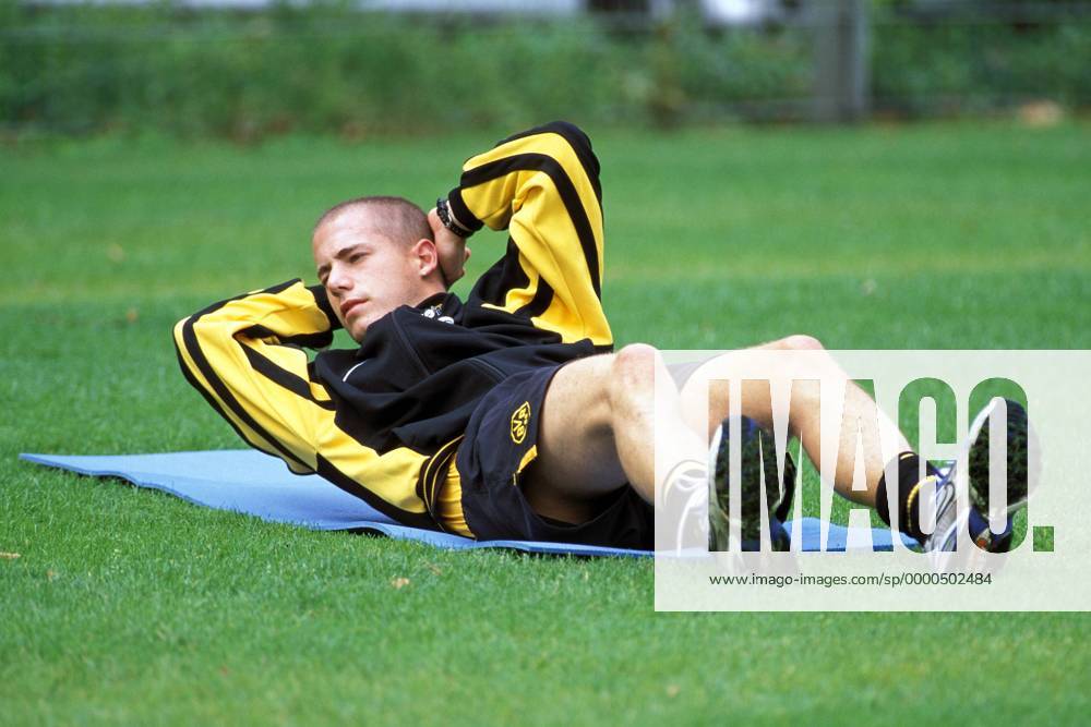 Lars Ricken (BVB) - Bauchmuskeltraining Fußball 1. BL Herren Saison 1998 1999, Borussia Dortmund, Saisonvorbereitung, Sommerpause, Training, Vdia Einzelbild Dortmund
