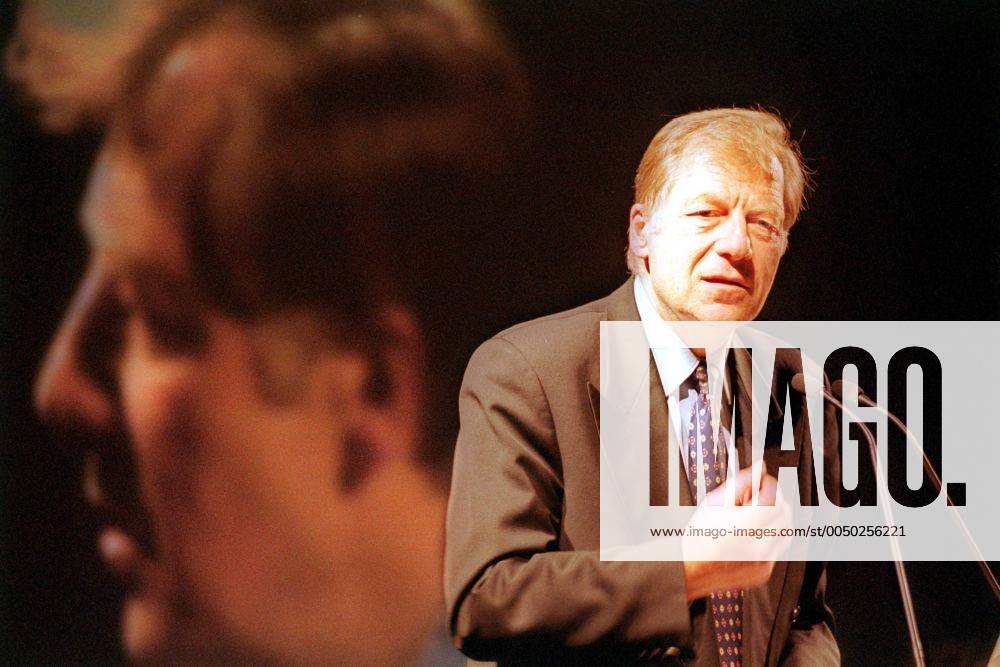 Eberhard Diepgen (CDU Regierender Bürgermeister von Berlin) hält eine Rede auf der Eröffnungsveranstaltung von Startsocial 2001 in Berlin
