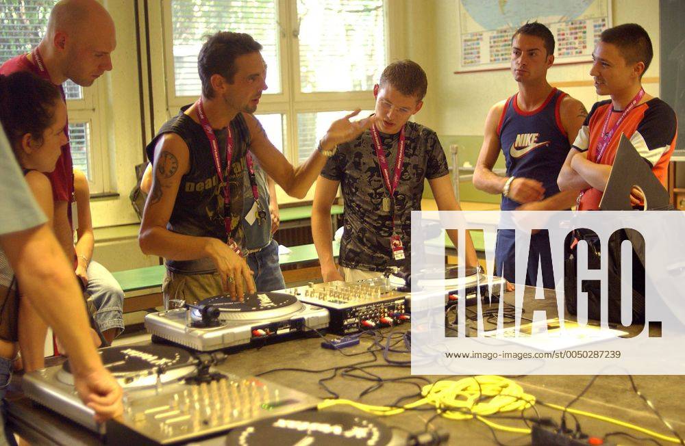 DJ Mat Diaz (3.v.li.) unterrichtet Nachwuchs-DJs an den Turntables anlässlich des Vestax DJ Camps