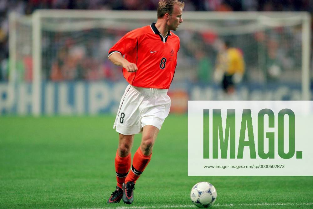 Dennis Bergkamp (Holland) am Ball Fußball WM Herren Weltmeisterschaft 1998, Nationalmannschaft, Nationalteam, Nationaltrikot, Spiel um Platz 3, Einzelbild Parc des Princes, Parc de Princes Paris