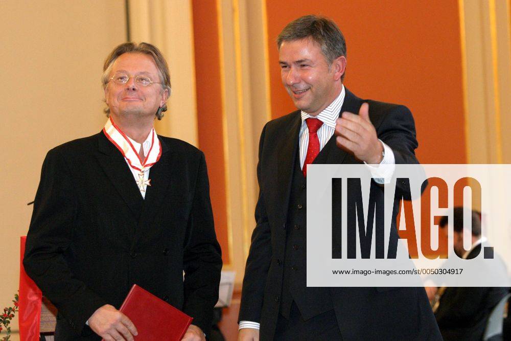 Klaus Wowereit (re., SPD Regierender Bürgermeister von Berlin) und Intendant Frank Castorf (beide GER) anlässlich seiner Verleihung des Verdienstordens des Landes Berlin im Roten Rathaus