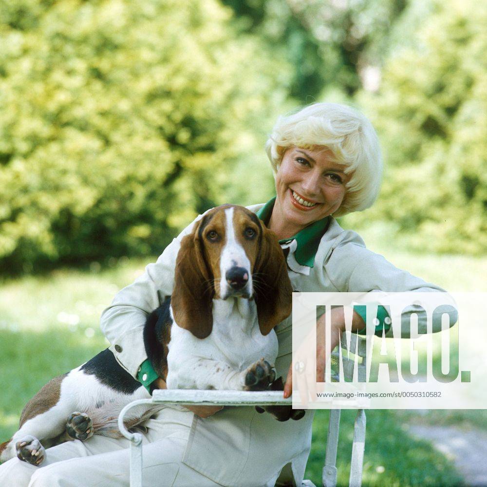 Sängerin Bärbel Wachholz (GDR) mit ihrem Basset im Garten