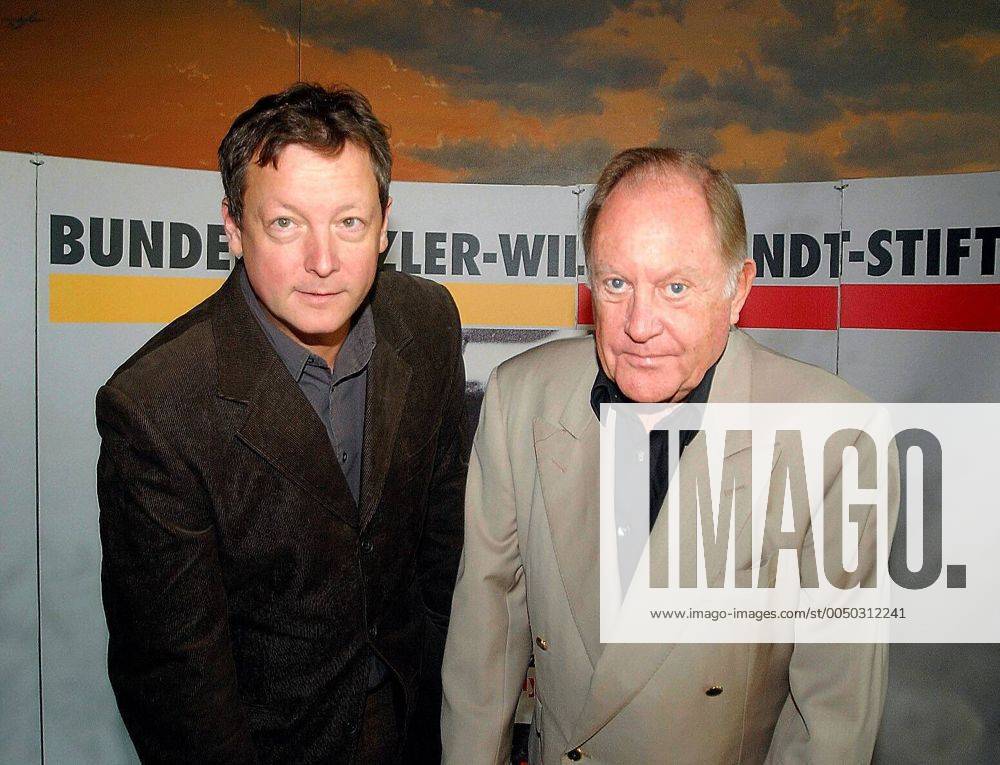 Schauspieler Matthias Brandt (li., Willy Brandts jüngster Sohn) und Schriftsteller Hermann Schreiber (beide GER) anlässlich der Präsentation des Buches -Kanzlersturz: Warum Willy Brandt zurücktrat- von Hermann Schreiber im Rathaus Schöneberg