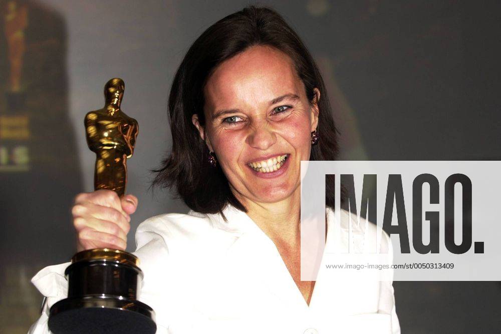 Regisseurin Caroline Link (GER) erhält den Oscar für ihren Film -Nirgendwo in Afrika- in München