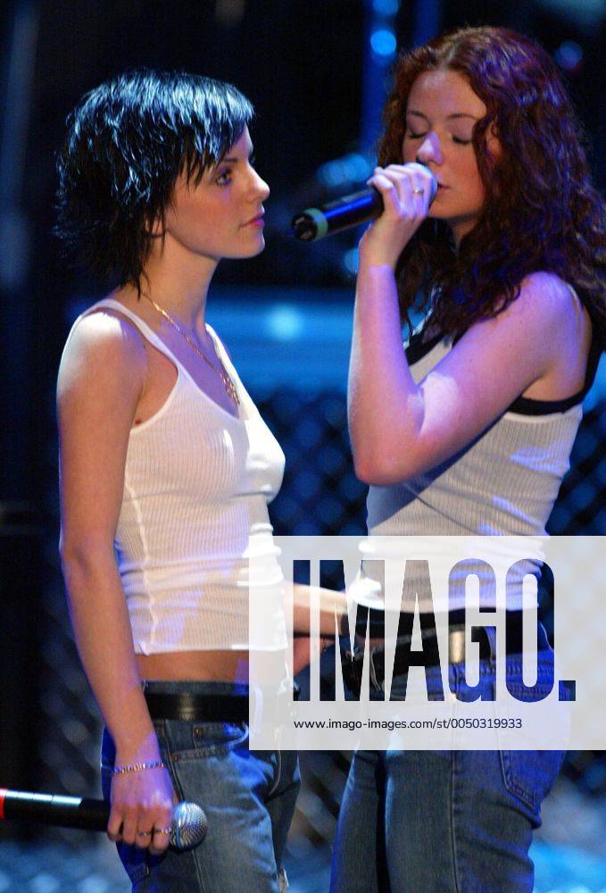 Julia Volkova (li.) und Lena Katina (beide RUS t.A.T.u.) während ihres Auftritts anlässlich der ZDF-Sendung -Wetten dass- in Luzern
