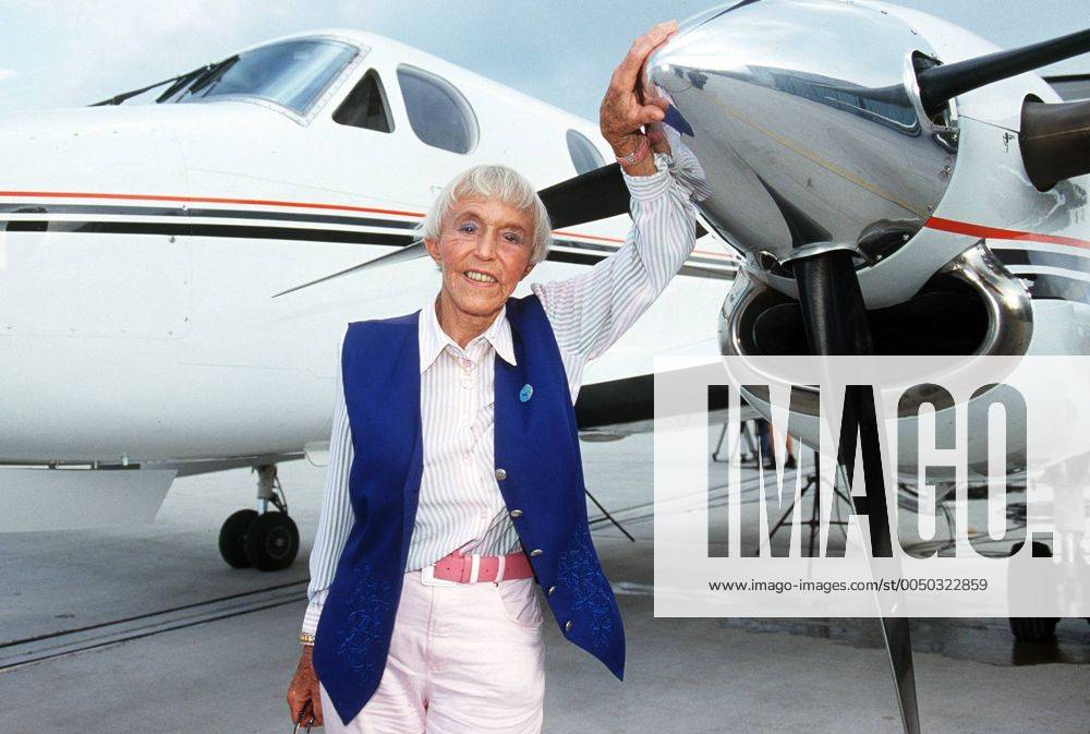 Beate Uhse (GER Gründerin der Beate Uhse AG) steht vor ihrem Privatjet
