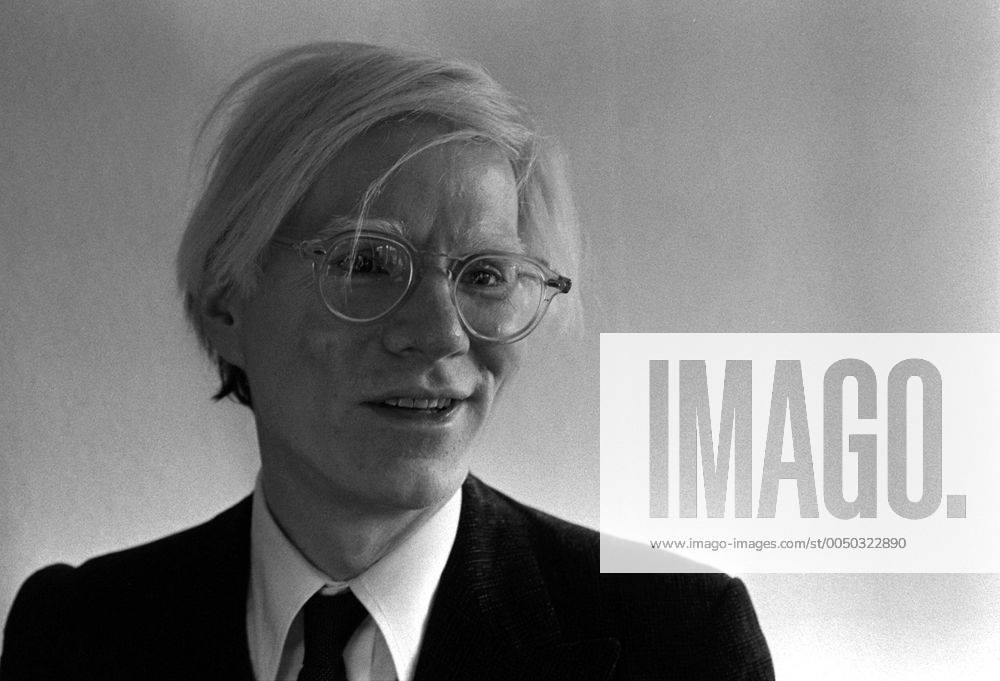 Künstler Andy Warhol (USA) lächelt