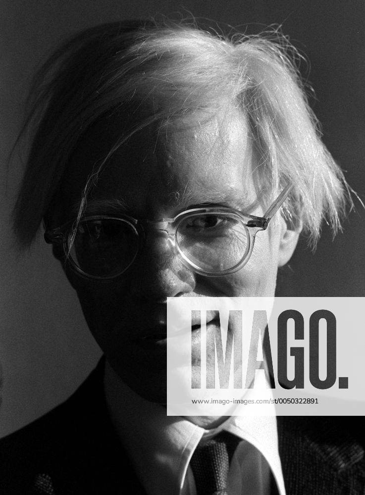 Künstler Andy Warhol (USA) lächelt