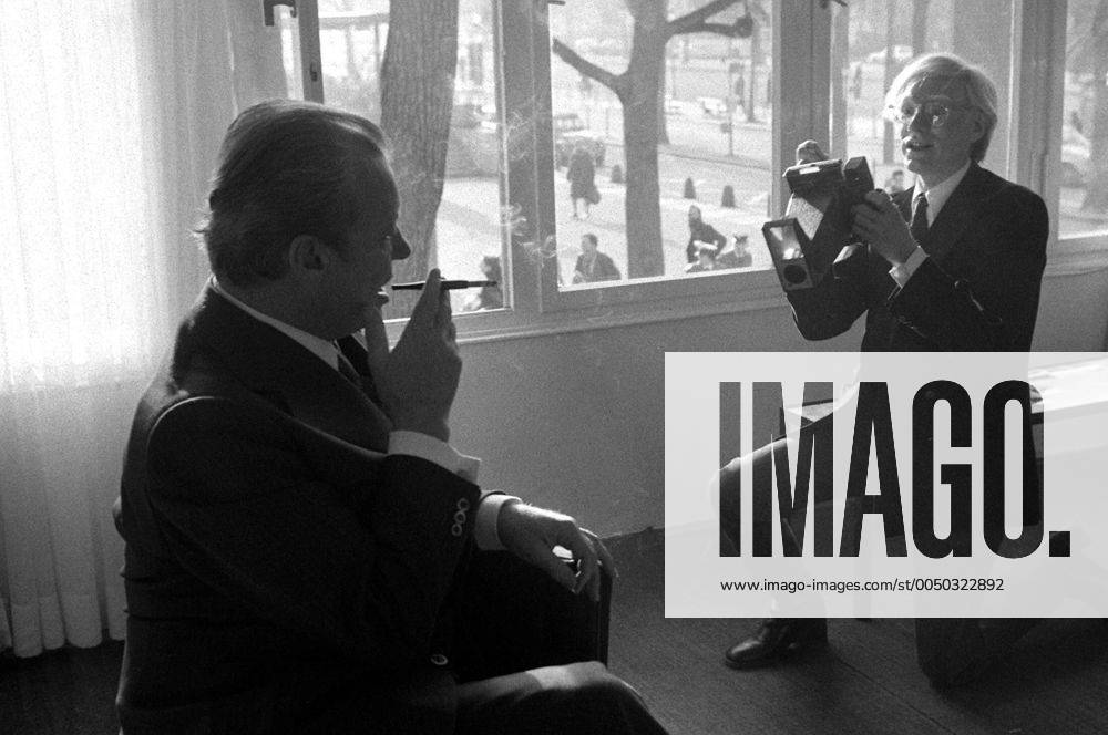 Bundeskanzler Willy Brandt (li., GER SPD) wird von Künstler Andy Warhol (USA) fotografiert,