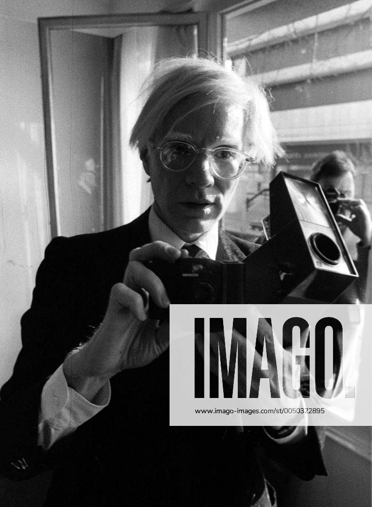 Künstler Andy Warhol (USA) mit seiner Kamera
