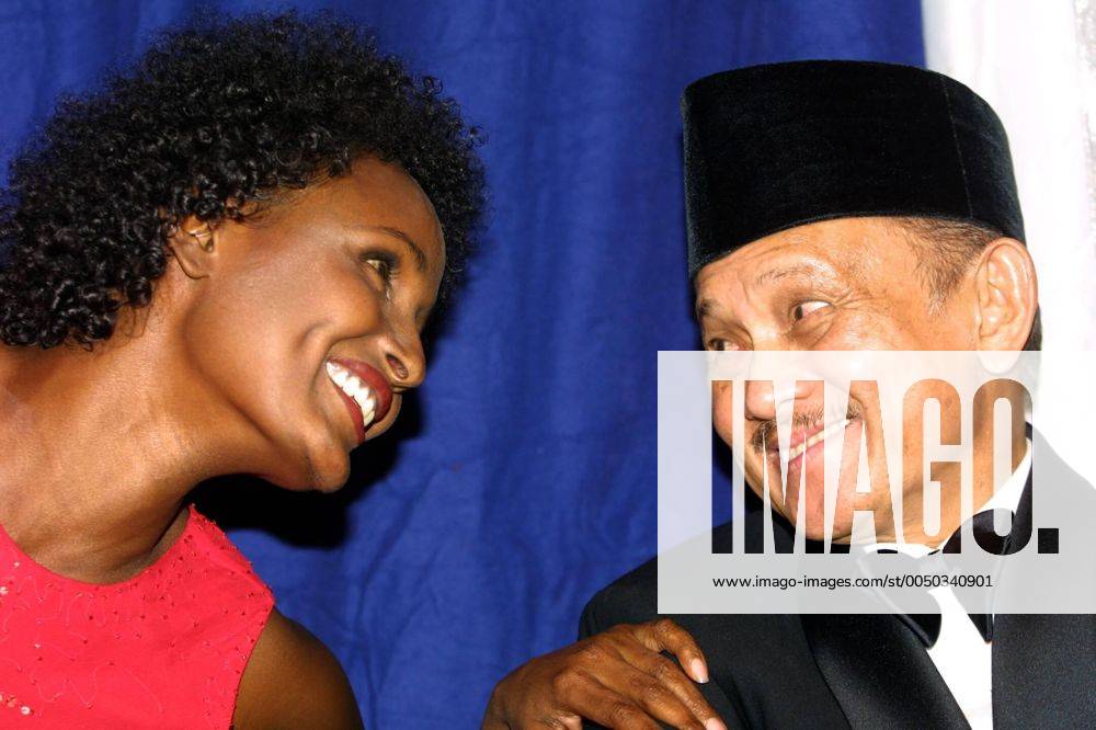 UNO-Sonderbotschafterin Waris Dirie (SOM) im Gespräch mit Bacharuddin Jusuf Habibie (INA Indonesischer Staatspräsident) anlässlich der Unesco-Gala in Neuss