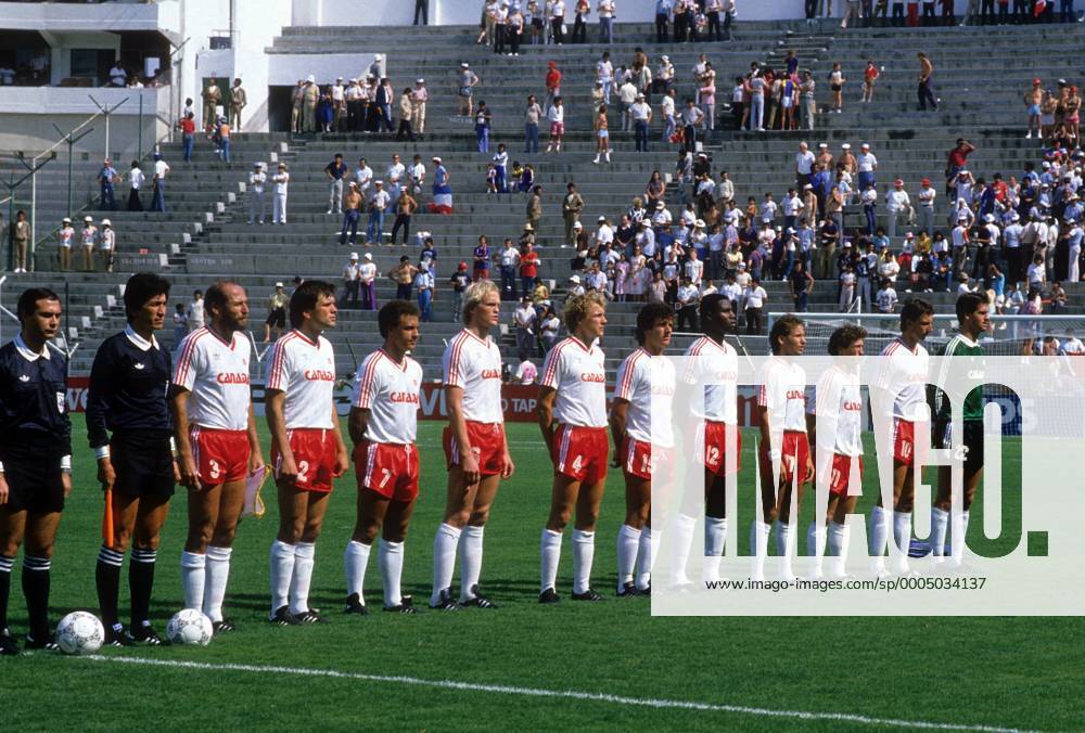 Nationalhymne Kanada, v. li.: Bruce Wilson, Bob Lenarduzzi, Carl Valentine, Ian Bridge, Randy Ragan, Paul James, Randy Samuel, David Norman, Mike Sweeney, Igor Vrablic und Torwart Paul Dolan Fußball WM Herren WM 1986, Länderspiel, Nationalteam, Nationaltrikot Totale Leon