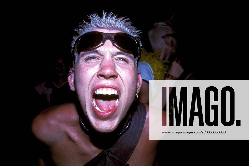 Raver schreit sich Seele aus dem Leib auf der Loveparade 1999 in Berlin