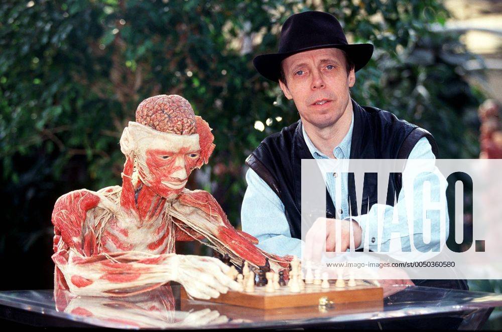 Professor Dr. Gunther von Hagens spielt Schach mit einem seiner Plastinate - Körperwelten in Köln
