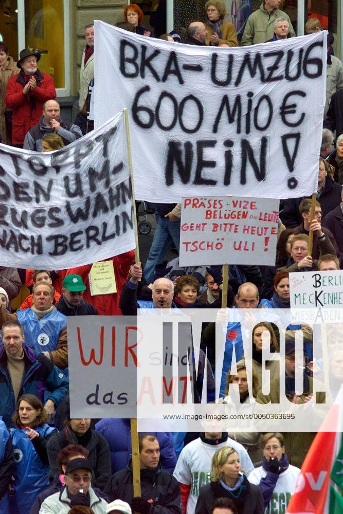 Demonstranten protestieren gegen die Schließung der BKA-Standorte in Wiesbaden und Meckenheim