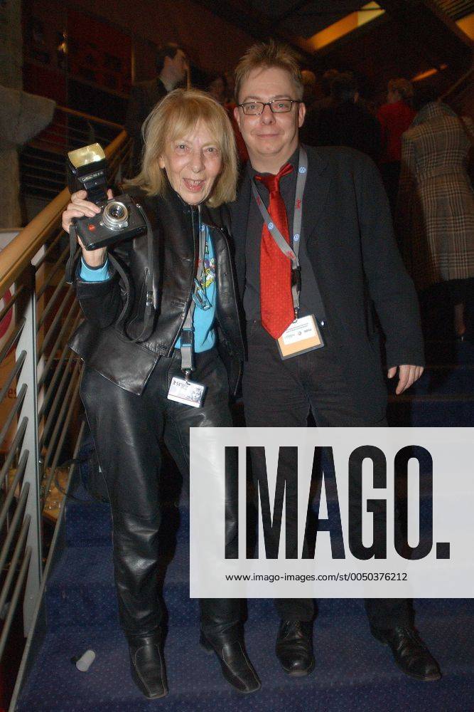 Fotografin Erika Rabau (li., GER) und Radio 1 Reporter Rolf Kunz (GER) anlässlich der Präsentation des Eröffnungsfilms -Cold Mountain- während der 54. Internationalen Filmfestspiele in Berlin
